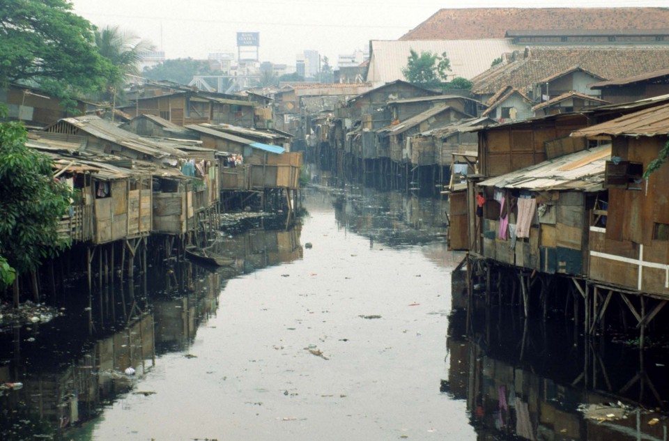 bantaran-sungai-ciliwung1.jpg